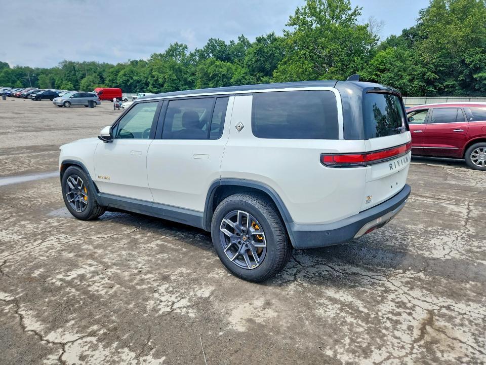 7PDSGABA3PN019549 2023 Rivian R1S photo no. 2