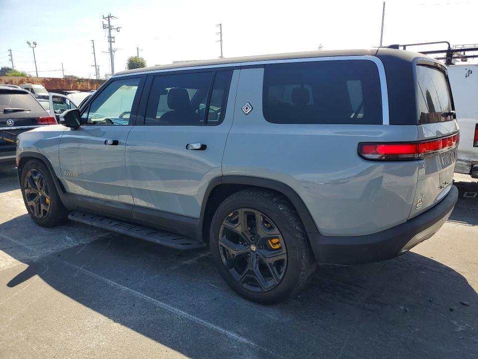 7PDSGABA8PN029509 2023 Rivian R1S photo no. 2