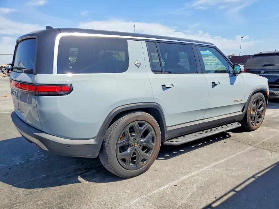 7PDSGABA8PN029509 2023 Rivian R1S photo no. 3