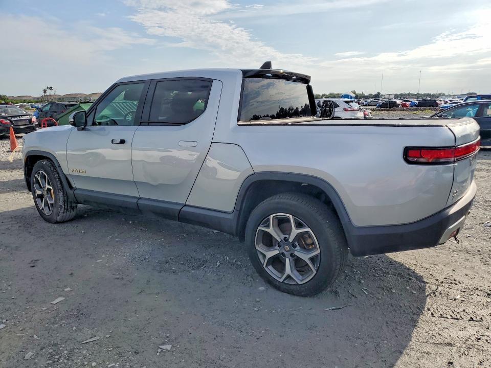 7FCTGAAAXNN008066 2022 Rivian R1T photo no. 2
