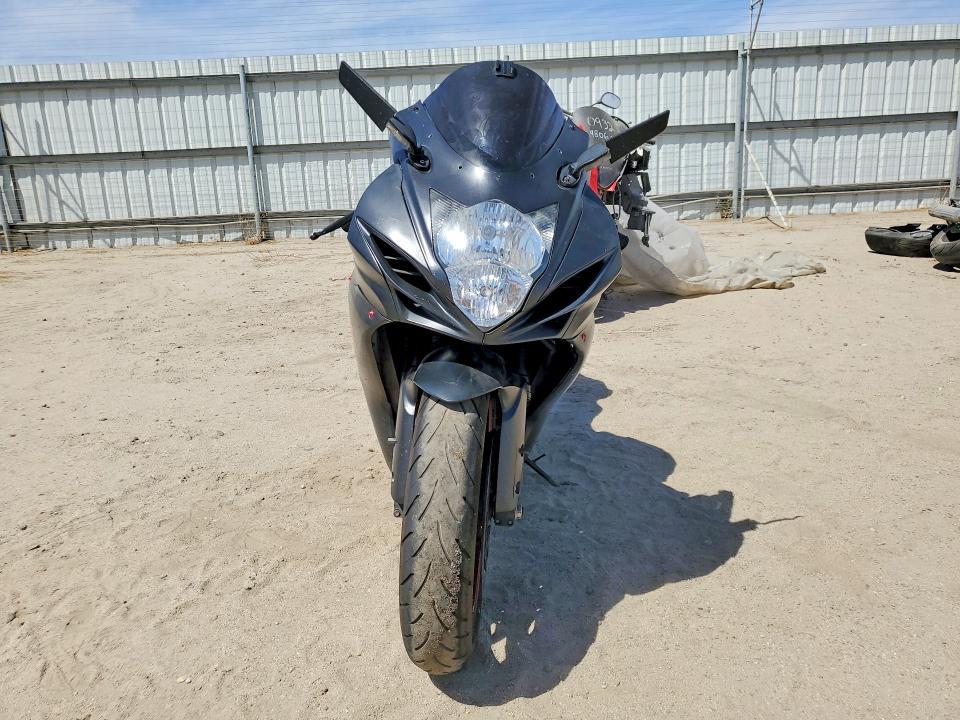 JS1GN7FA5H2100159 2017 Suzuki GSX-R600 photo no. 2