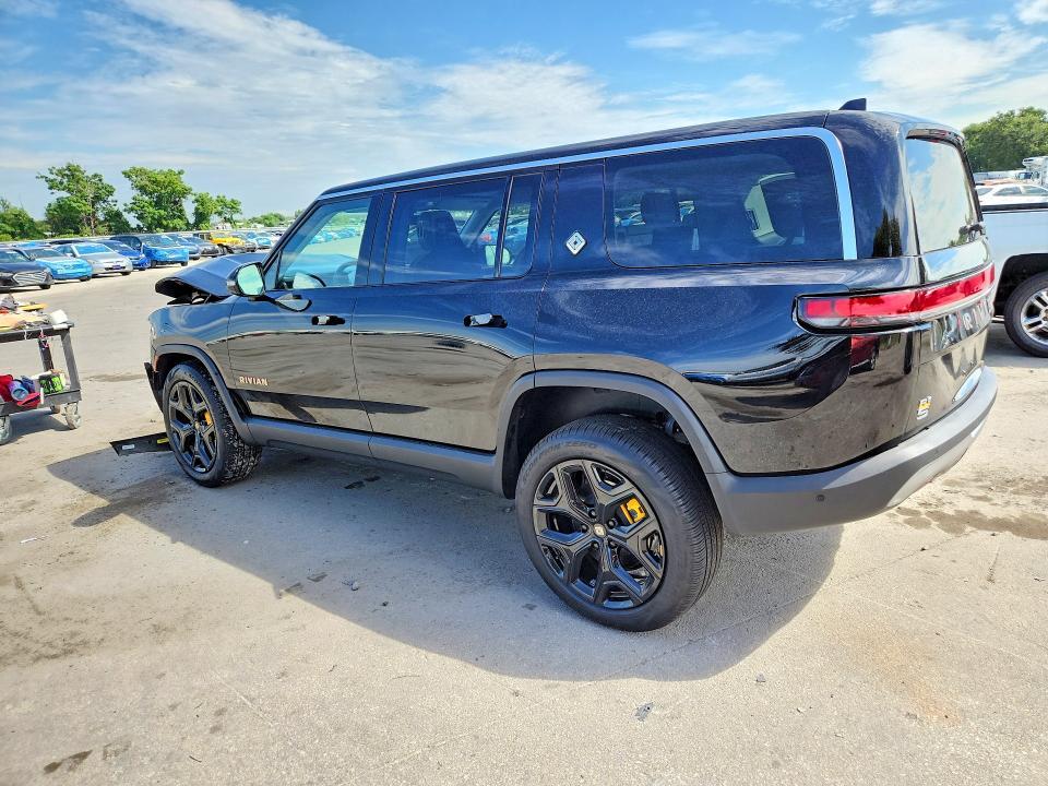 7PDSGABA2PN026301 2023 Rivian R1S photo no. 2