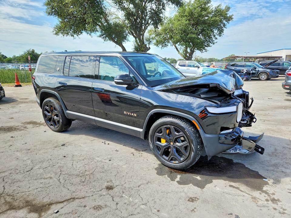 7PDSGABA2PN026301 2023 Rivian R1S photo no. 4