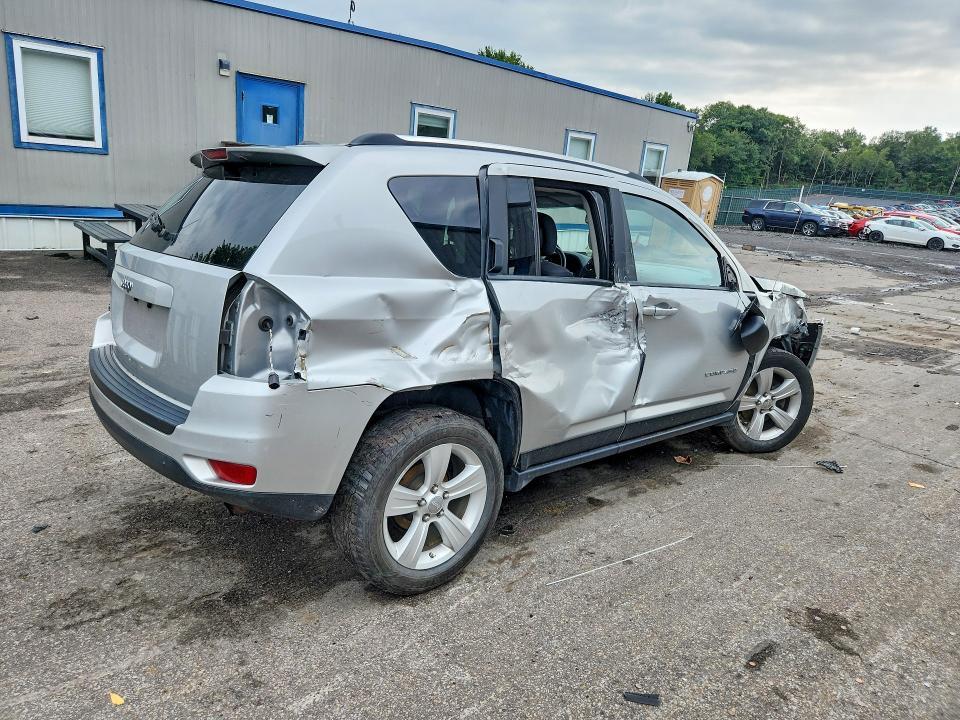 1C4NJDBB2CD633251 2012 Jeep Compass photo no. 3
