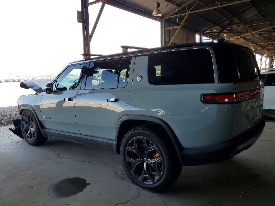 7PDSGABA5PN004549 2023 Rivian R1S photo no. 2