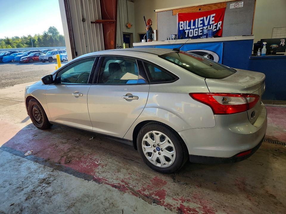 1FAHP3F28CL192284 2012 Ford Focus photo no. 2