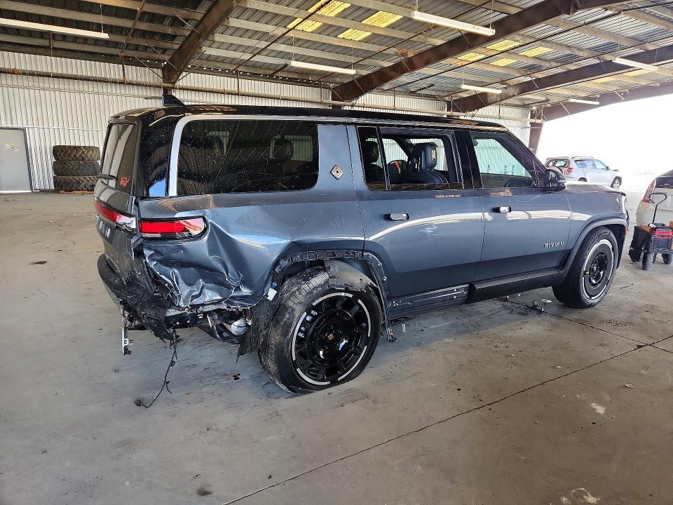 7PDSGBBA3SN048046 2025 Rivian R1S photo no. 3