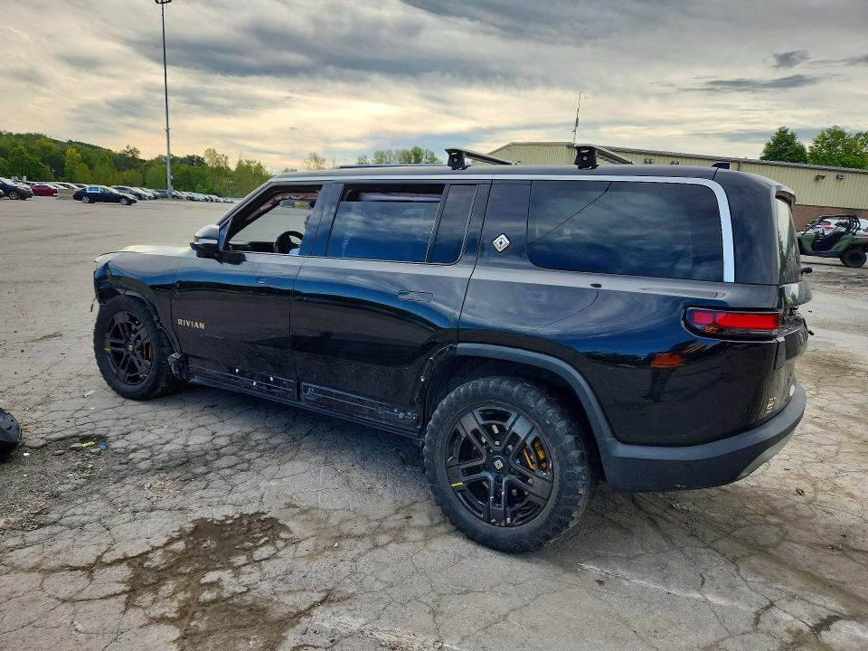 7PDSGABA7PN018355 2023 Rivian R1S photo no. 2