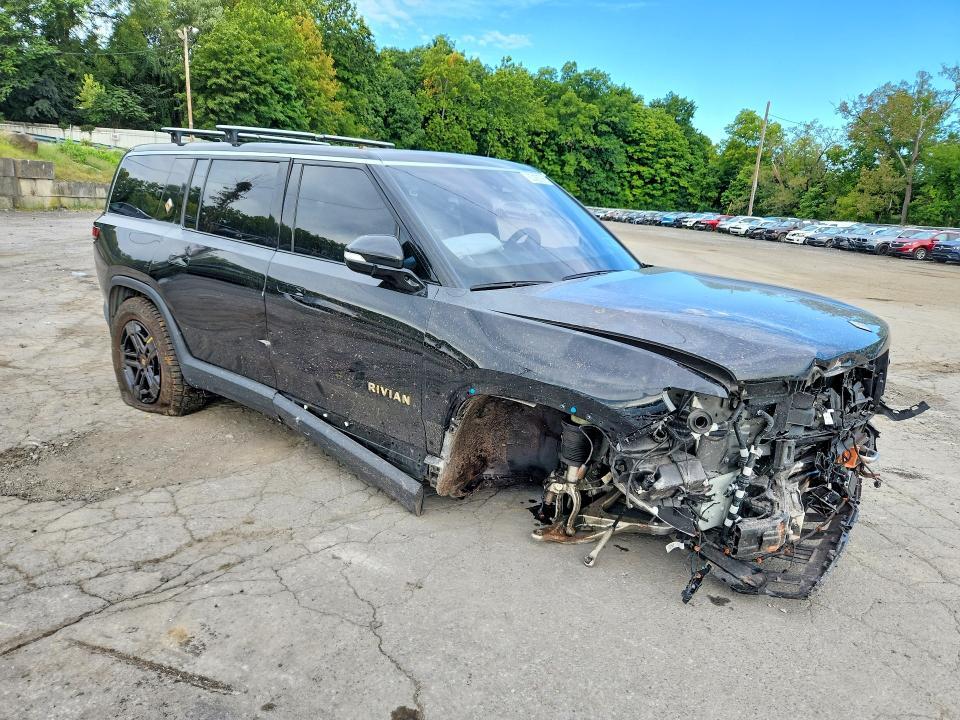 7PDSGABA7PN018355 2023 Rivian R1S photo no. 4
