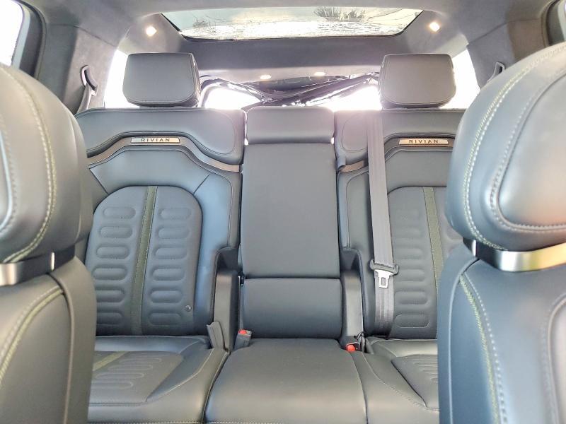 7PDSGABA7RN036888 2024 Rivian R1S photo no. 10