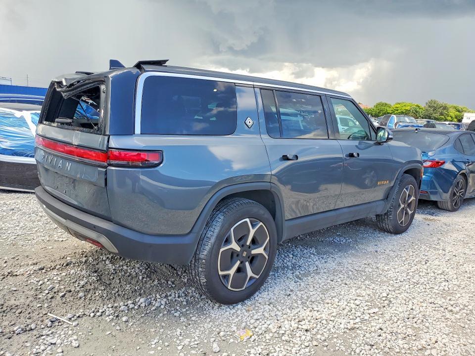 7PDSGABA7RN036888 2024 Rivian R1S photo no. 3