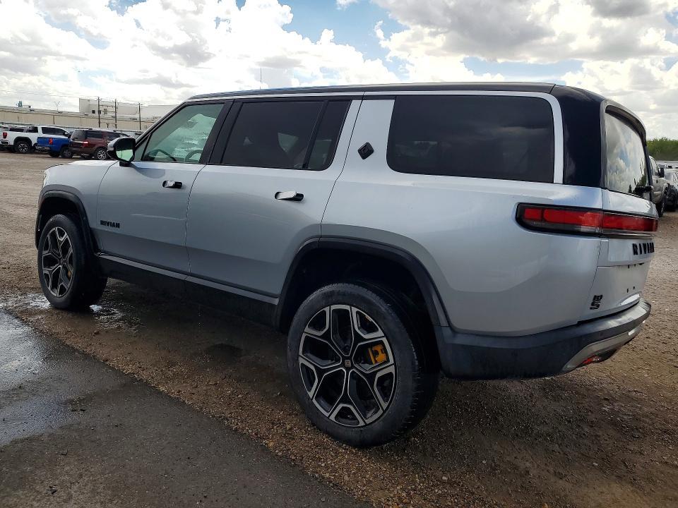 7PDSGABA0PN008136 2023 Rivian R1S photo no. 2