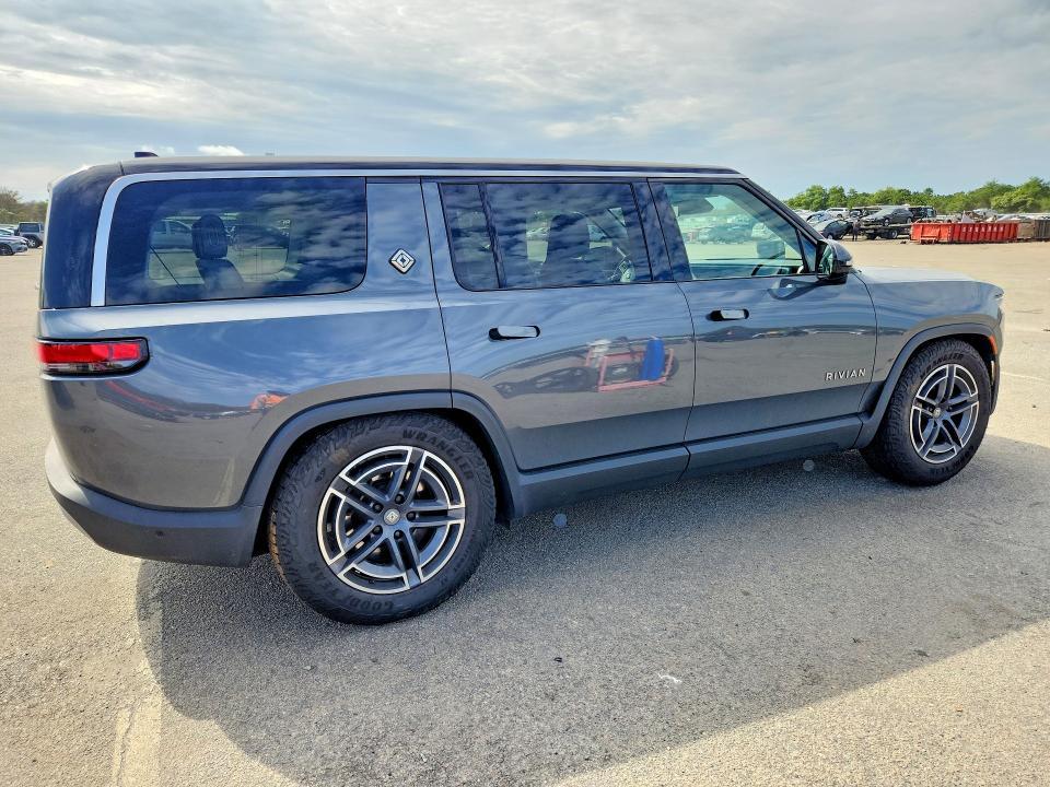 7PDSGBBA0SN054113 2025 Rivian R1S photo no. 3