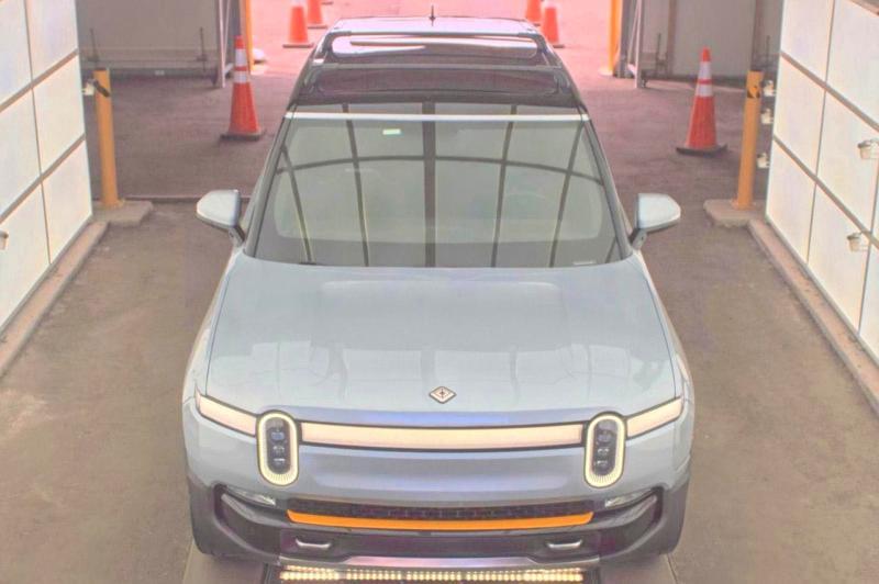 7PDSGABA4PN019950         2023 Rivian R1S photo no. 12