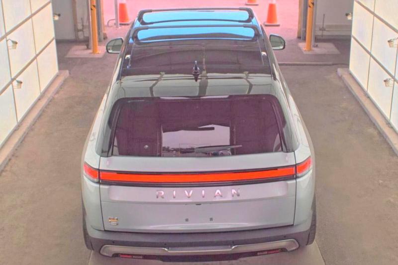 7PDSGABA4PN019950         2023 Rivian R1S photo no. 13