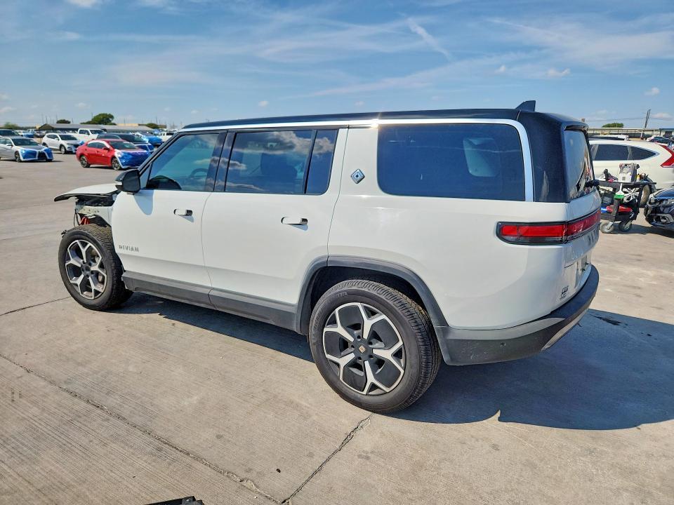7PDSGBBA3PN024840 2023 Rivian R1S photo no. 2