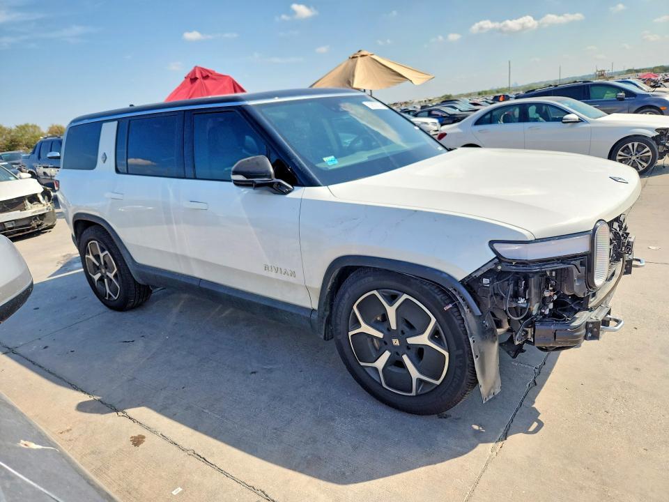7PDSGBBA3PN024840 2023 Rivian R1S photo no. 4