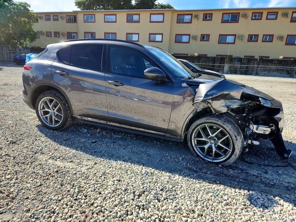 2018 Alfa Romeo Stelvio — VIN ZASFAKNN4J7B82017, şəkil 4