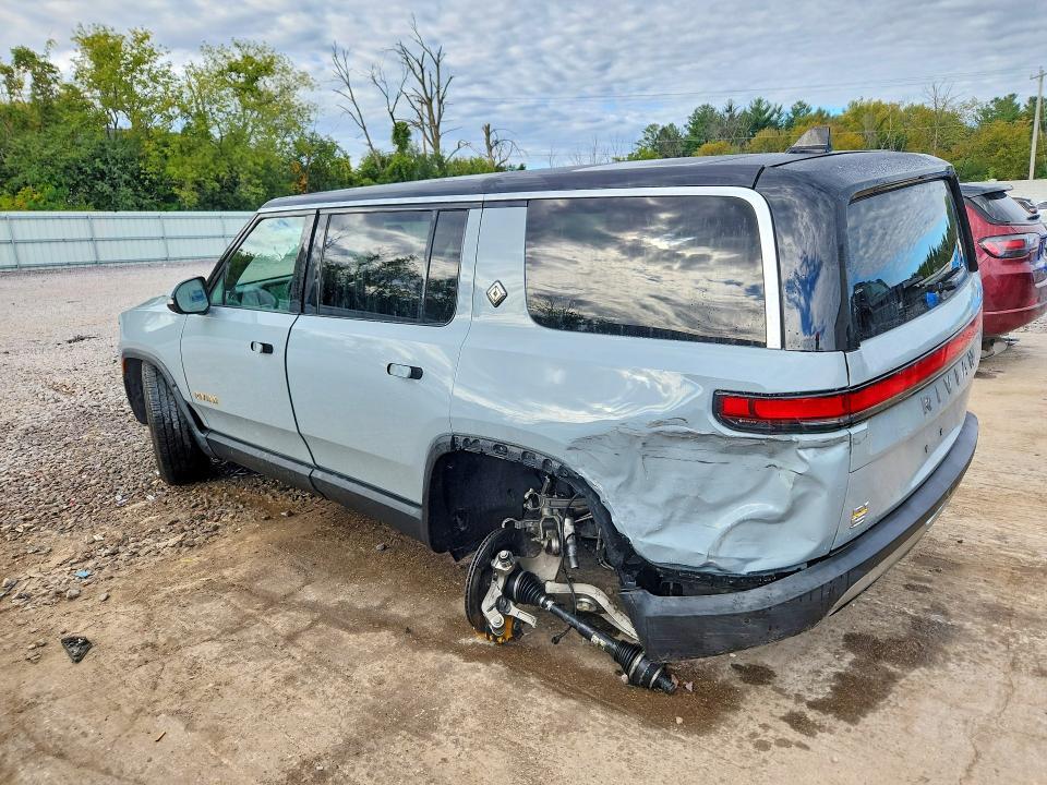 7PDSGABA7PN004553 2023 Rivian R1S photo no. 2
