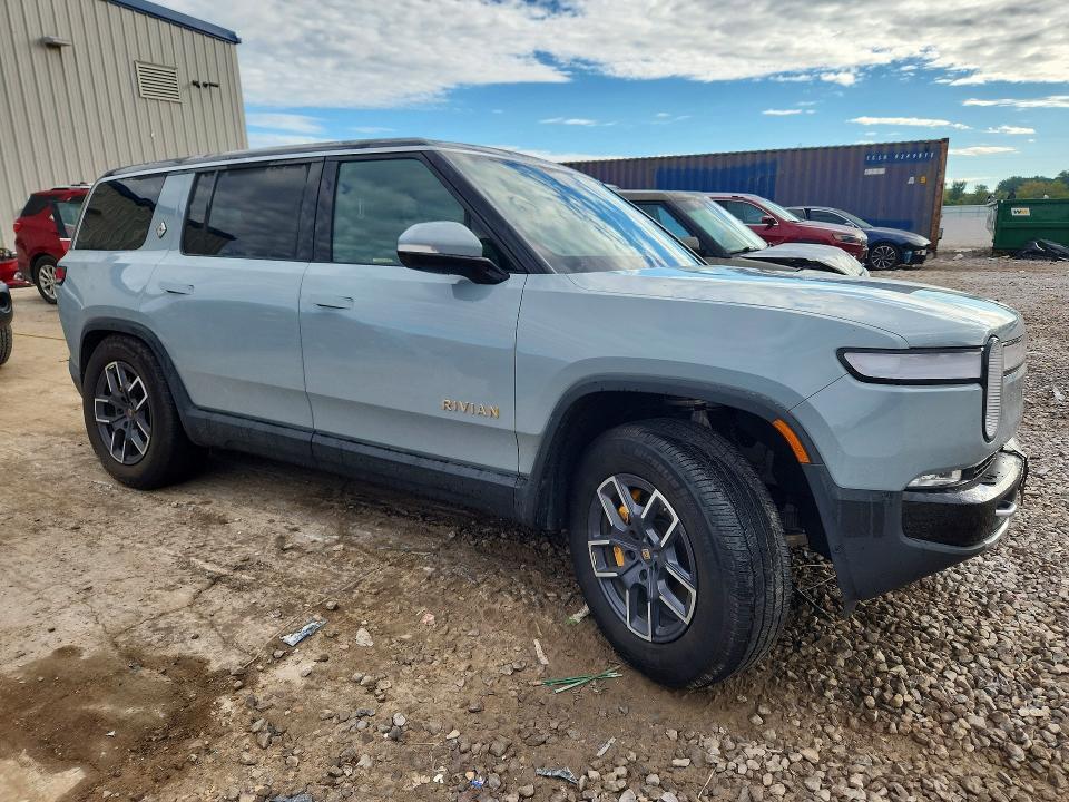 7PDSGABA7PN004553 2023 Rivian R1S photo no. 4
