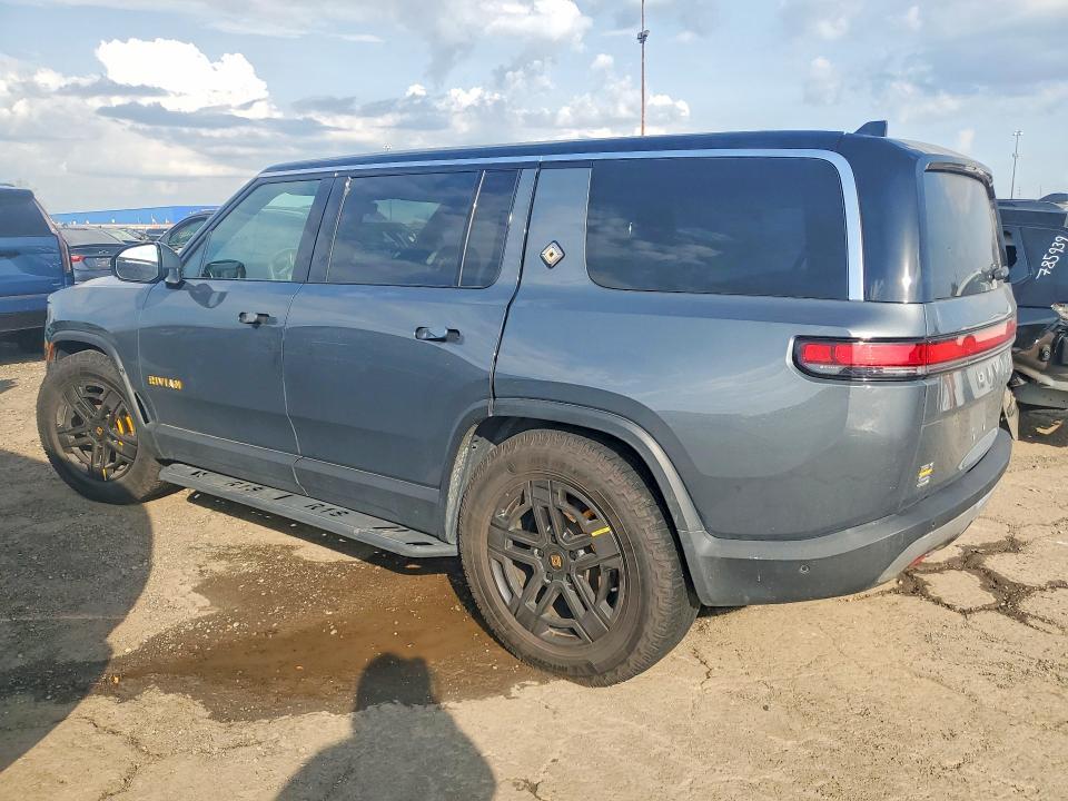 7PDSGABA3PN028350 2023 Rivian R1S photo no. 3