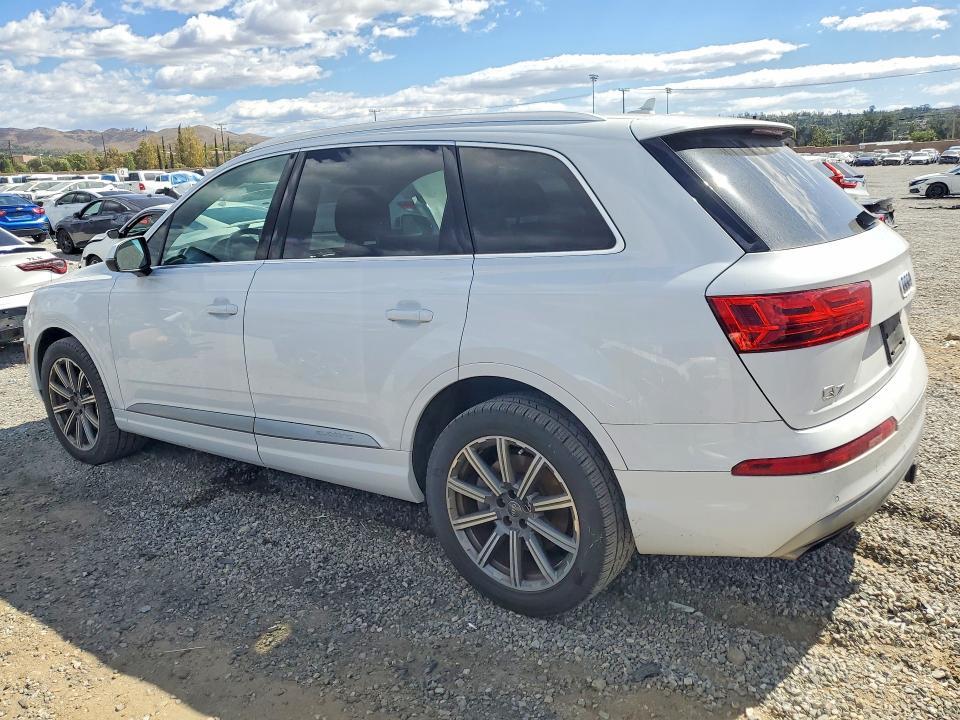 WA1LAAF71JD044663 2018 Audi Q7 photo no. 2