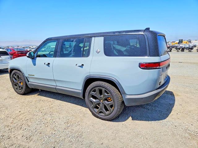 7PDSGABA5PN023814 2023 Rivian R1S photo no. 2