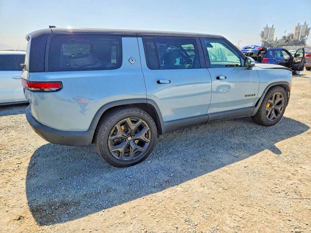 7PDSGABA5PN023814 2023 Rivian R1S photo no. 3