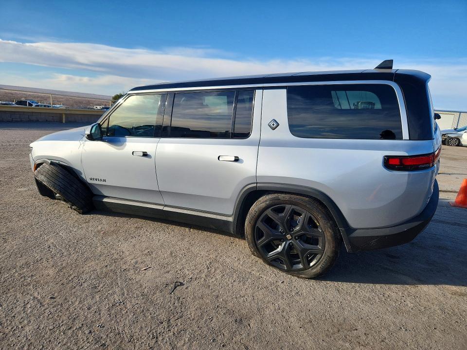 7PDSGBBA1SN064469 2025 Rivian R1S photo no. 2