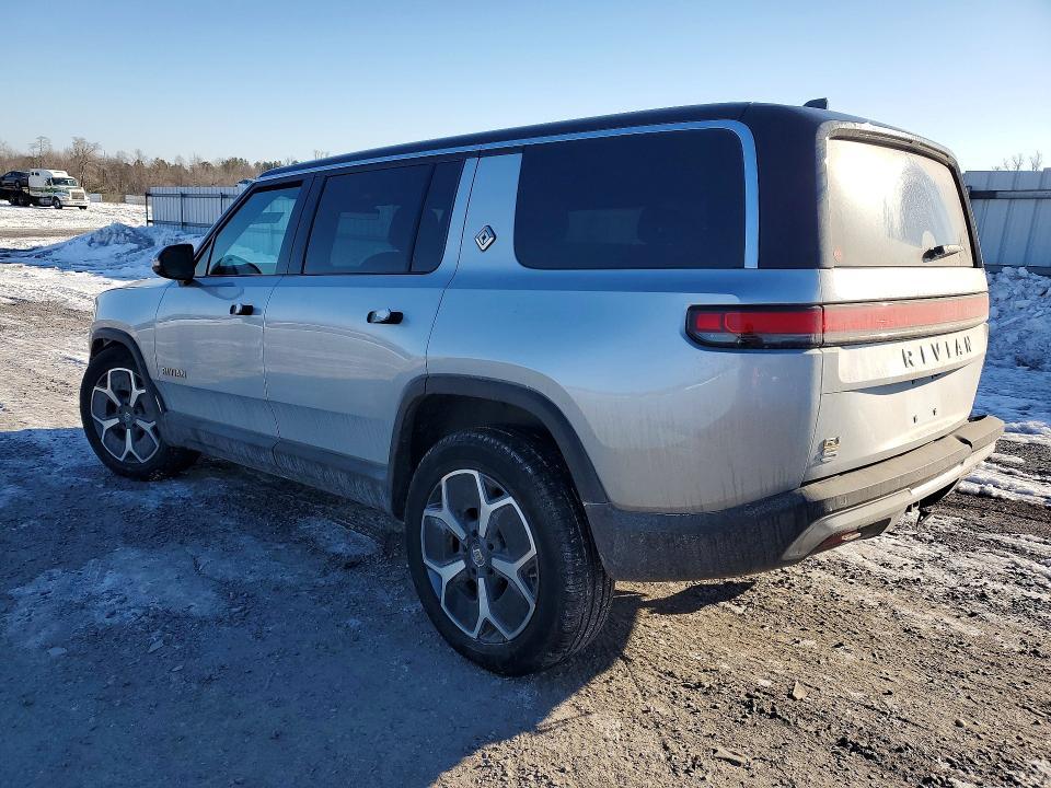 7PDSGABA1PN011126 2023 Rivian R1S photo no. 2