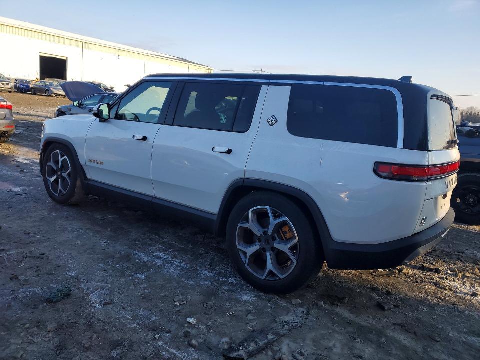 7PDSGABA3PN005165 2023 Rivian R1S photo no. 2