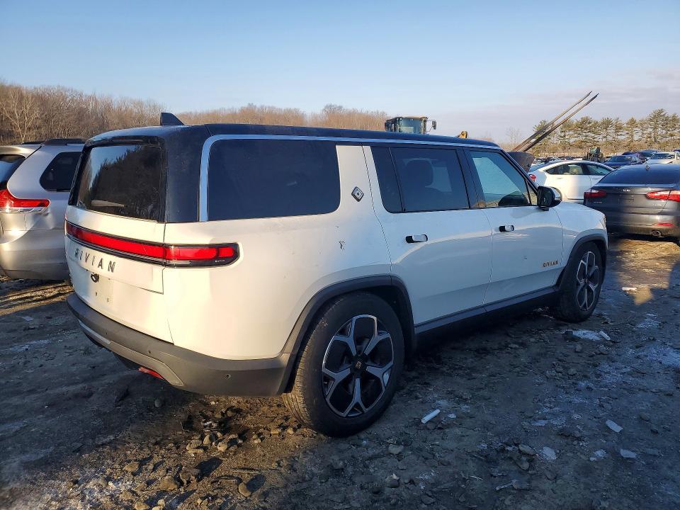 7PDSGABA3PN005165 2023 Rivian R1S photo no. 3