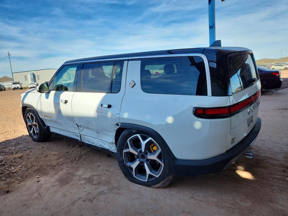 7PDSGABA7RN036714 2024 Rivian R1S photo no. 2